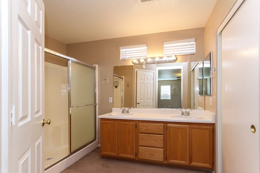 Building Photo - 2422 Predera Ave