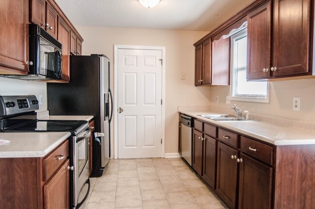 Building Photo - Pet Friendly Three Bedroom with Bonus!