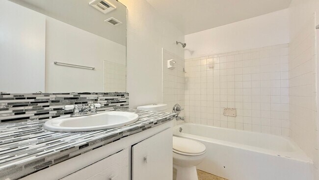 Building Photo - Spacious 3 bed, 2 bath upstairs, condo in Central Phoenix