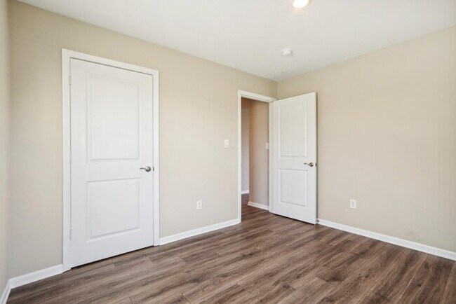 Building Photo - Fantastic 5bd/3ba home! Let yourself in!