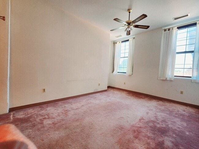 Building Photo - 10 Weston Ave