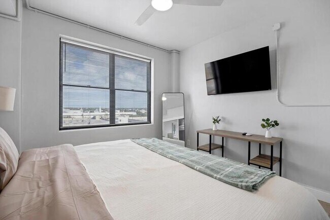 Building Photo - 311 W Ashley St