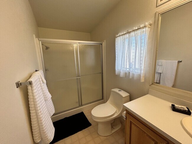 Building Photo - Charming 2-Bedroom 2-Bathroom Furnished Ma...