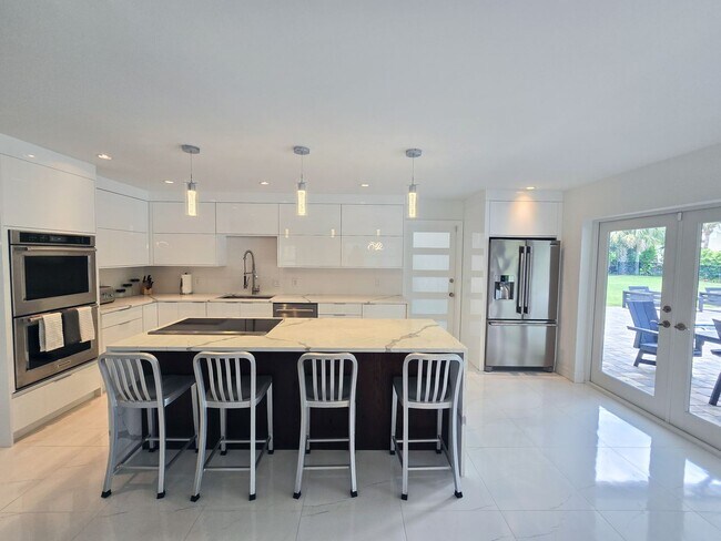 Building Photo - SEASONAL RENTAL - Luxury by the Beach!