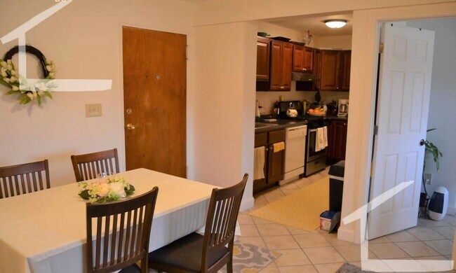 Building Photo - Great 2-bed with Pool!  Ht + HW Incl., 2 Parking Spots Included.  Cat Friendly