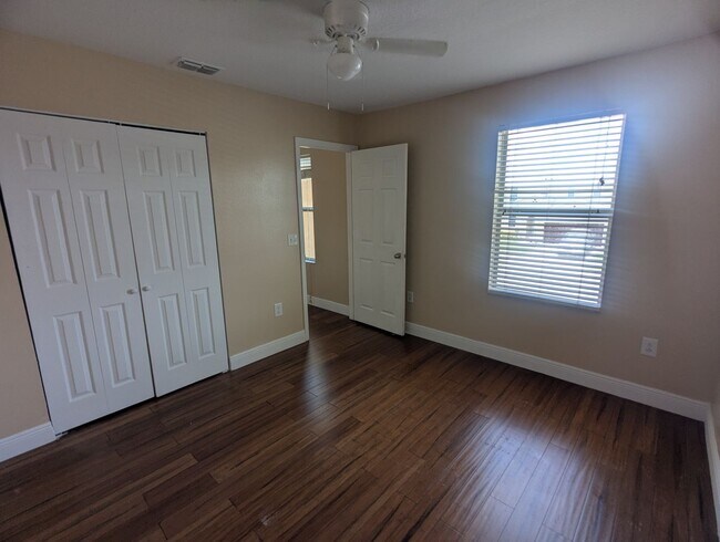 Building Photo - FOR RENT 4 Bedroom 2 1/2  Bath with Den/Office/5th bedroom, Furry  friends Welcome!
