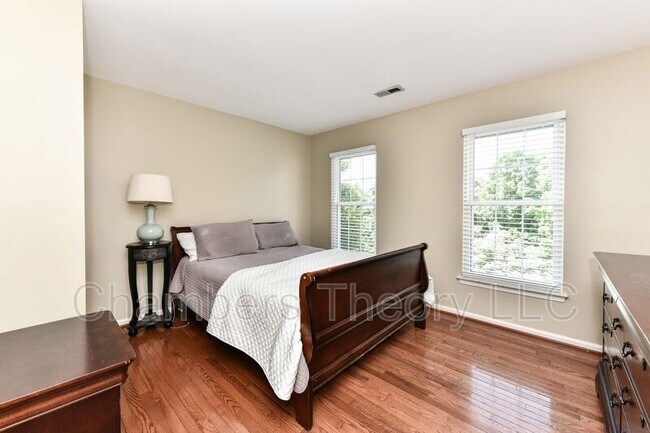 Building Photo - 641 Meade Dr SW