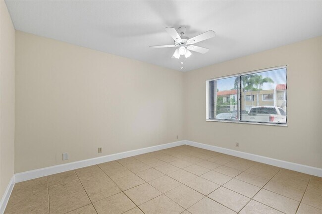 Building Photo - 434 Lakeview Dr