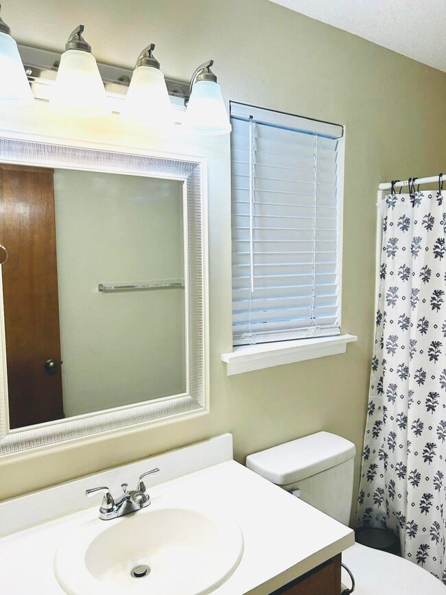 Building Photo - 389 Clubhouse Dr