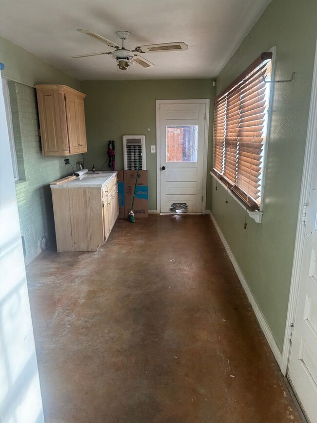 Building Photo - 3bedrooms 2 living rooms 2bathroom 2car ga...