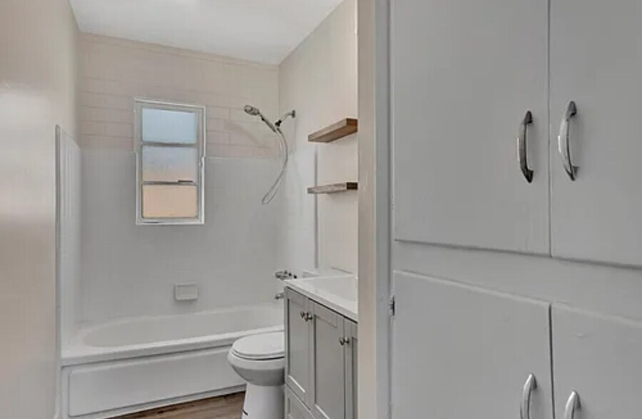 Building Photo - 2715 E Oak St