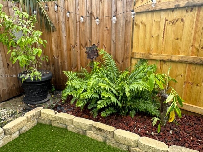 Building Photo - 582 E 18th St