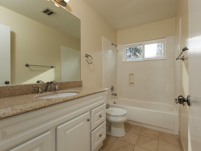 Building Photo - Wonderful 3 Bedroom, 2.5 bath, Updated Townhouse, in Danville!