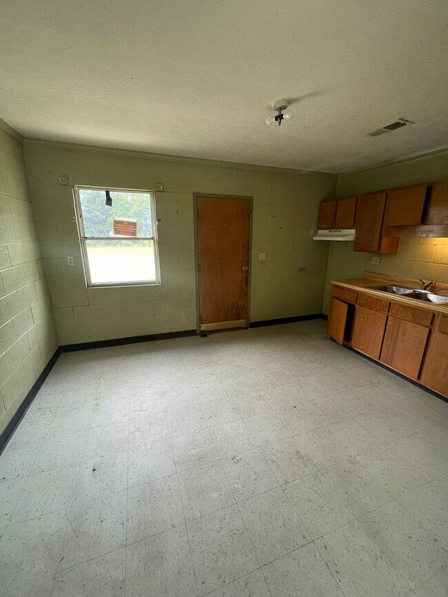 Building Photo - 2 Bed 1 Bath Apartment