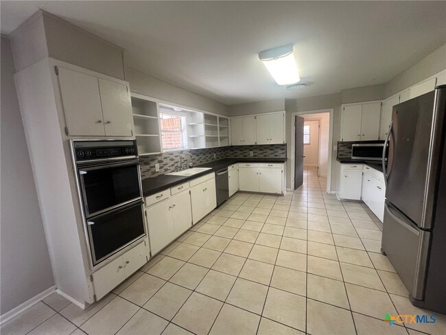 Building Photo - 943 S Pecan Ave