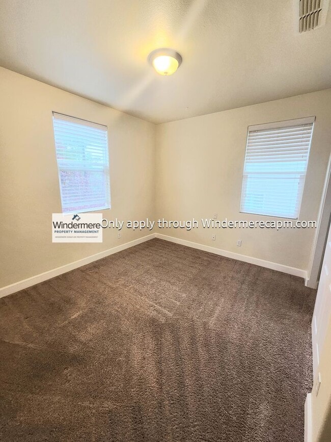 Building Photo - AWESOME 3 BED/2.5 BATH FLOOR PLAN AVAILABL...