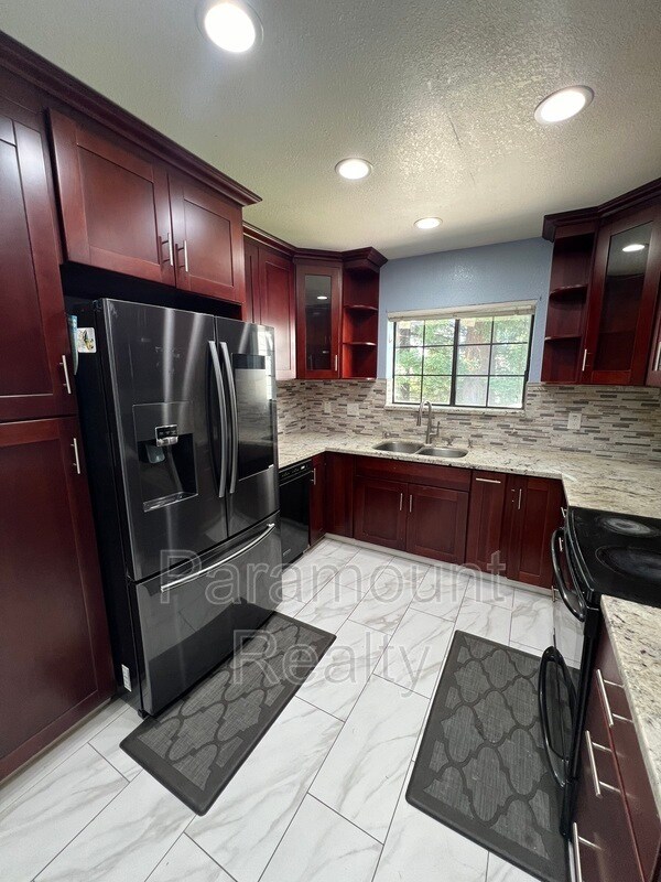 Building Photo - 600 Praderia Cir