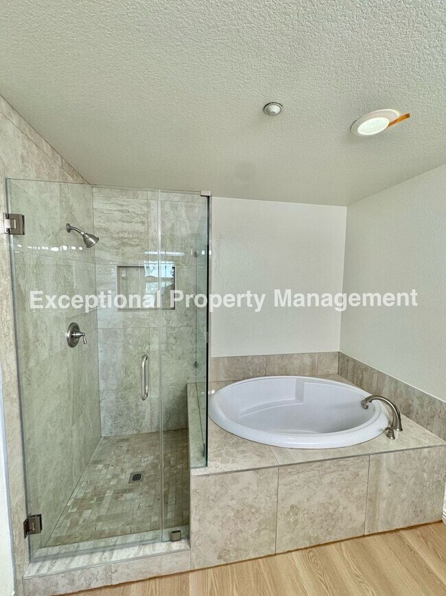 Building Photo - Ready to move in 3 bed 3 bath home