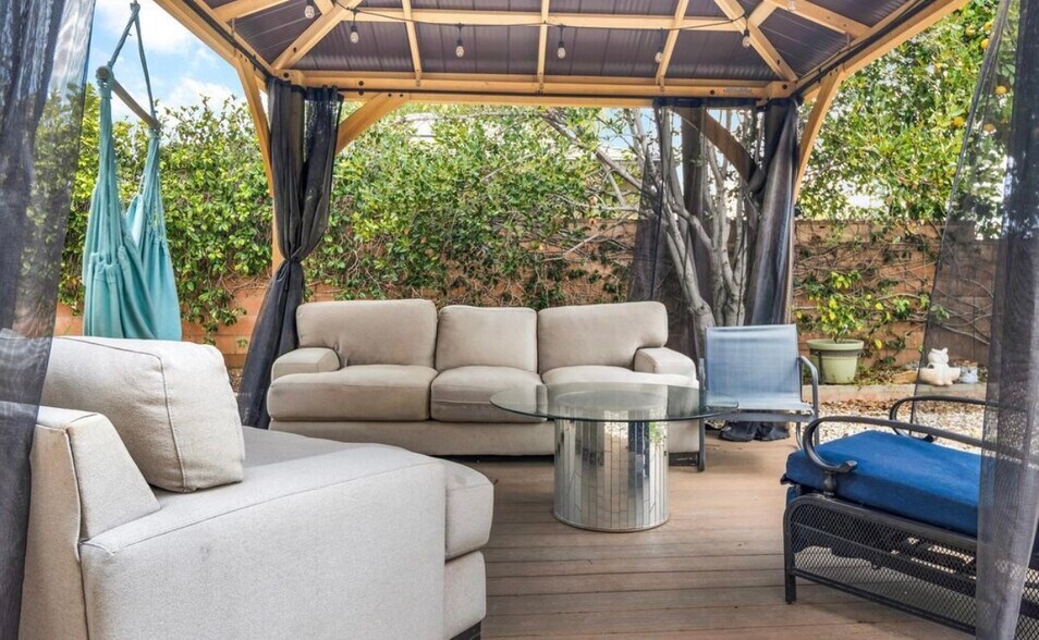 Building Photo - 10100 Sophia Ave