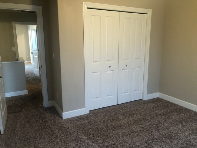 Building Photo - Newer 3 bedrooms 2.5 bathroom townhouse! MOVE IN SPECIAL!