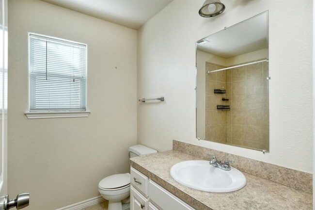 Building Photo - 108 Live Oak Cir