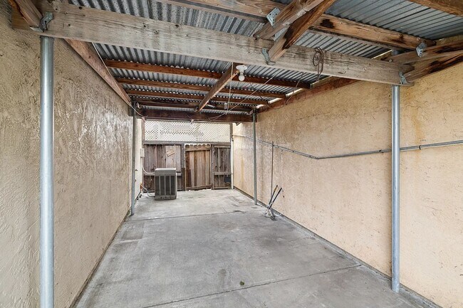 Building Photo - 995 Matthew Ct