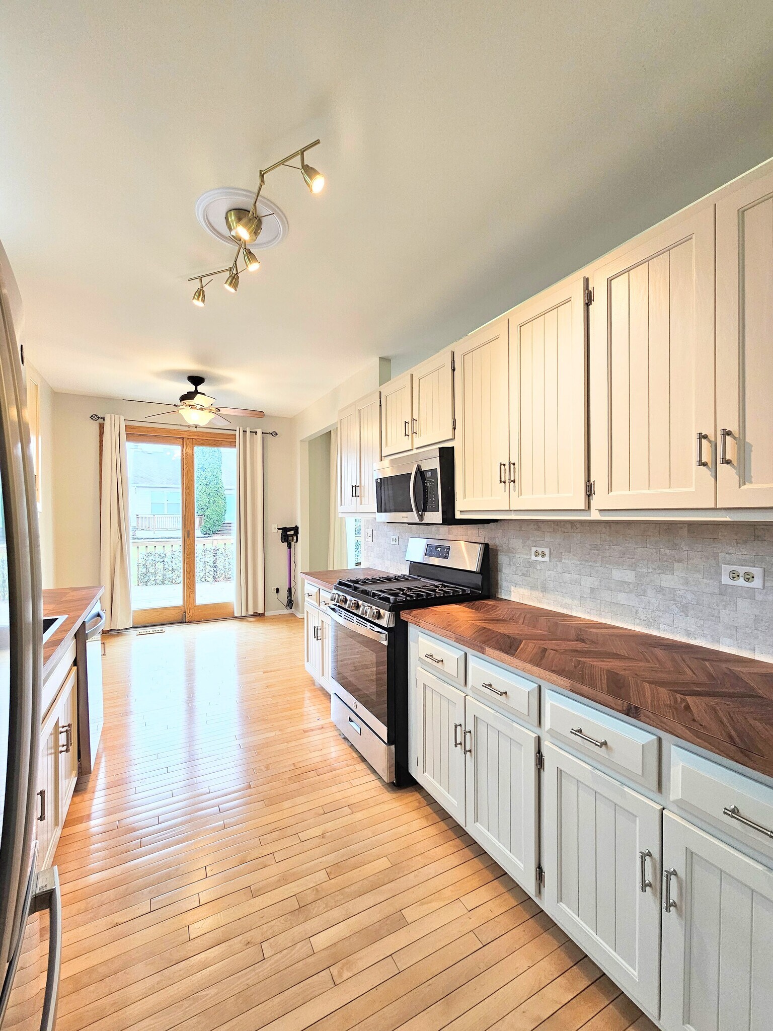 Kitchen - 22943 Bussey Dr