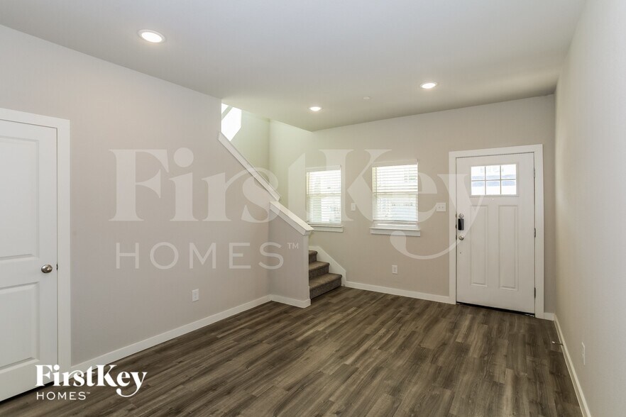 Building Photo - 619 Ava Trl