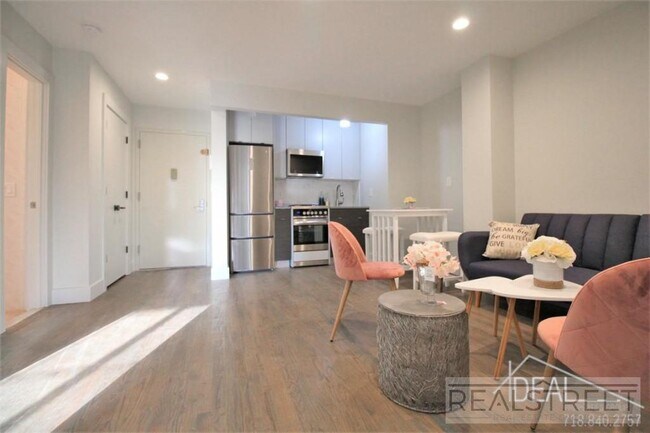 Building Photo - Stunning NEW 1 BED in PLG!