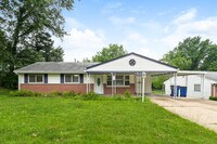 Building Photo - Fantastic 3bd/2ba home! Let yourself in!