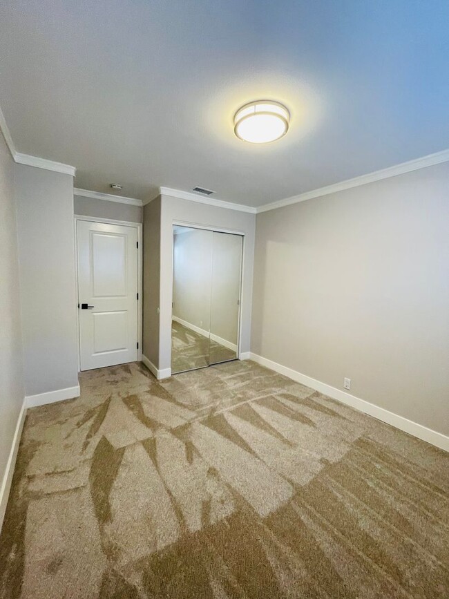 Building Photo - Amazing renovated 4 bedroom 2 full bath si...