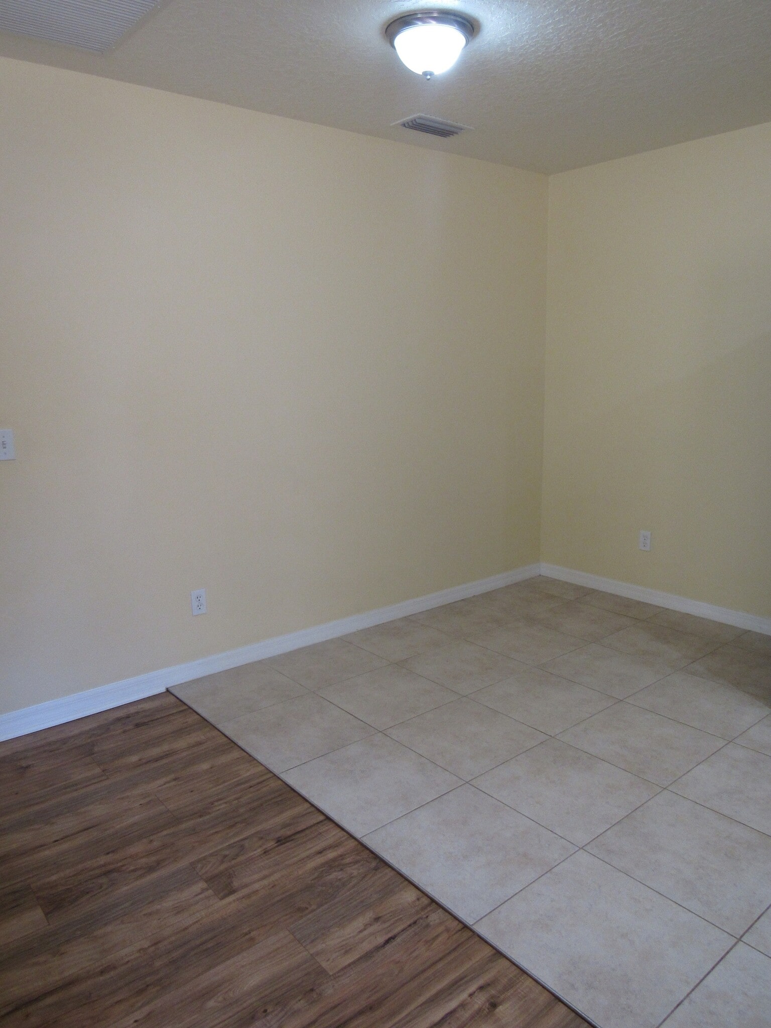 Dining area - 828 S Duss St