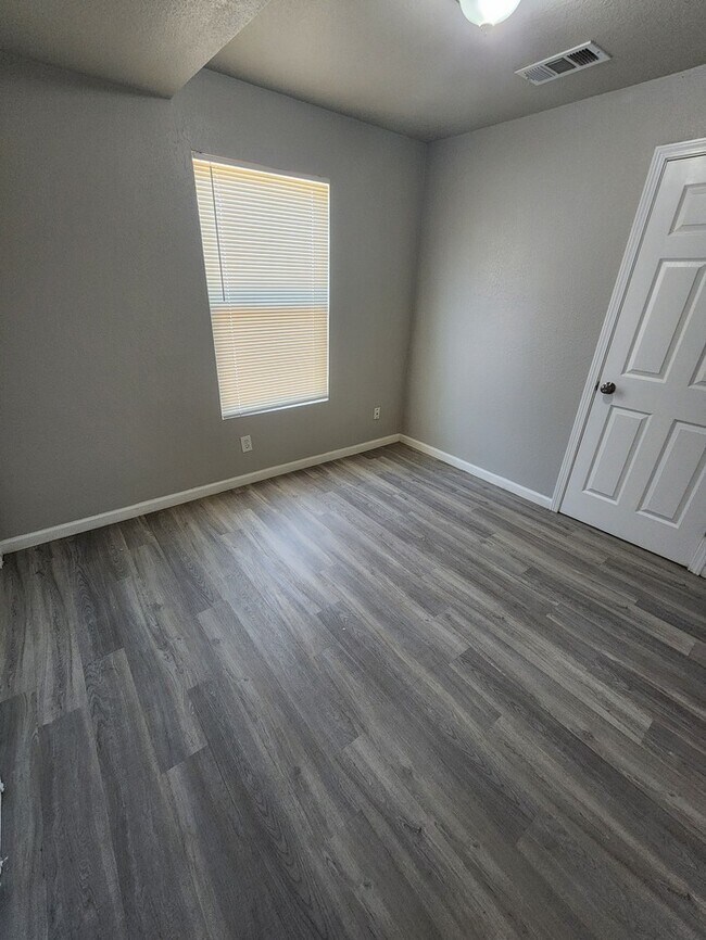 Building Photo - 205 Waverly Dr