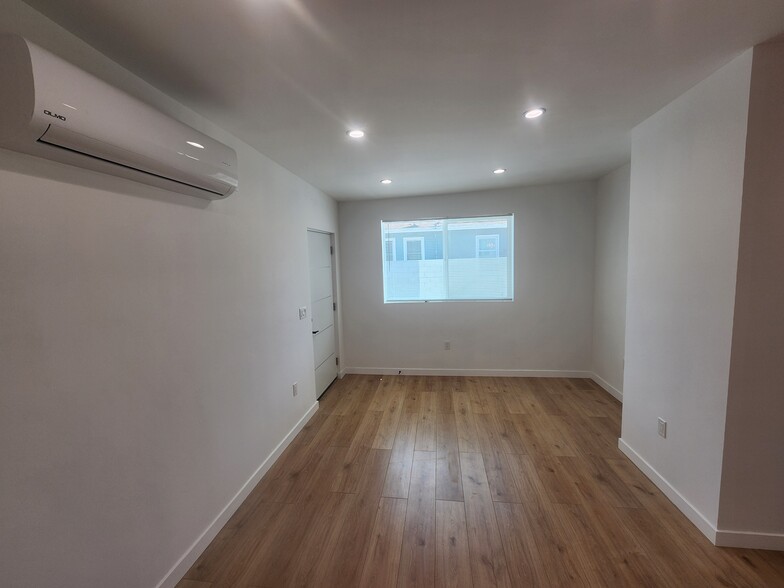 Building Photo - 10940 Oxnard St