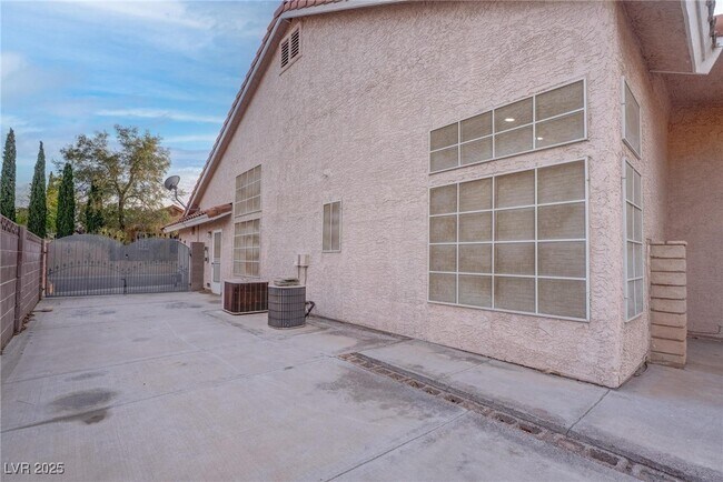 Building Photo - 8608 Highacre Dr