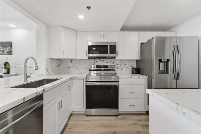 Building Photo - 1717 N Bayshore Dr