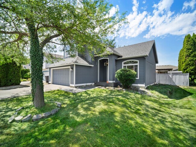 Building Photo - 4bedroom/3bath w/Garage/washer/dryer/fence...