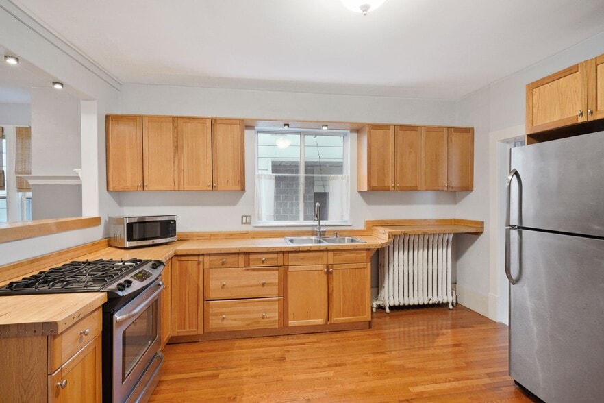 Kitchen - stainless steel appliances. - 3032 grand ave