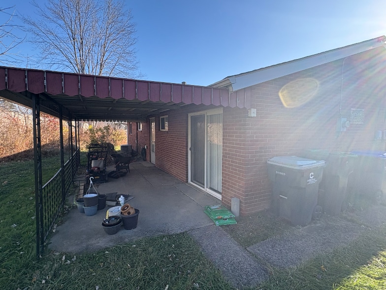 Building Photo - 214 Sandalwood Dr