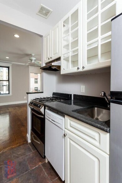 Building Photo - 346 E 18th St