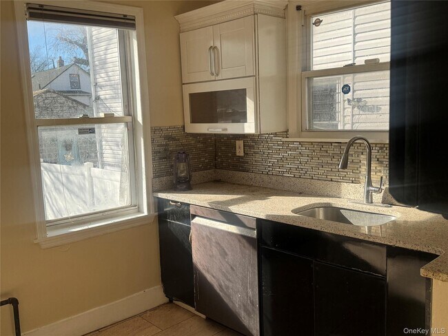 Building Photo - 90-14 Silver Rd