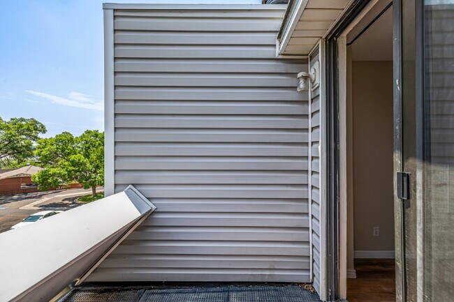 Building Photo - "Cozy 1-Bedroom Condo Retreat in Prime Tho...