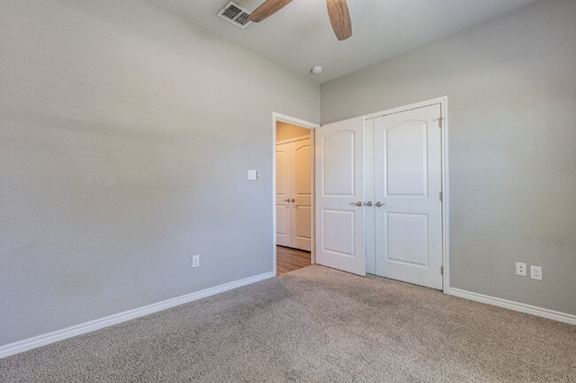 Building Photo - Charming open floor style home!