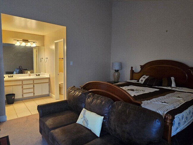 Building Photo - Spacious Condo With Covered parking