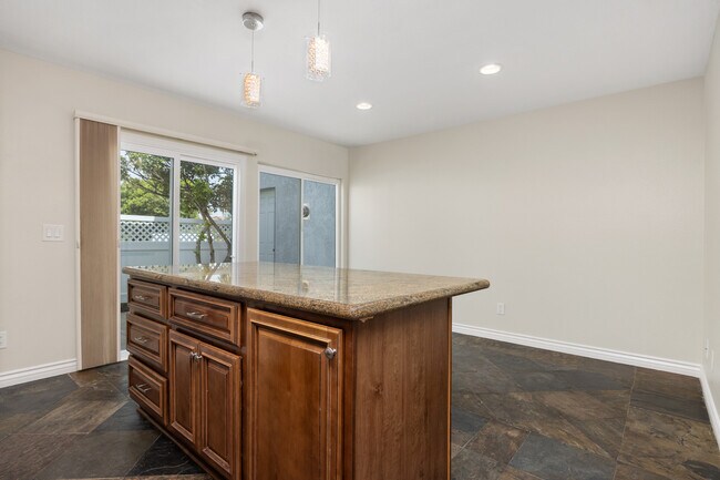 Building Photo - 844 Bluebell Ct
