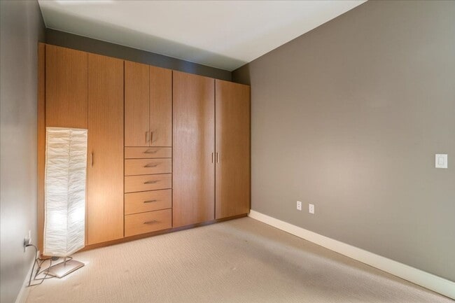 Building Photo - 1 Bedroom, 1 Bath Condo in the Heart of Do...