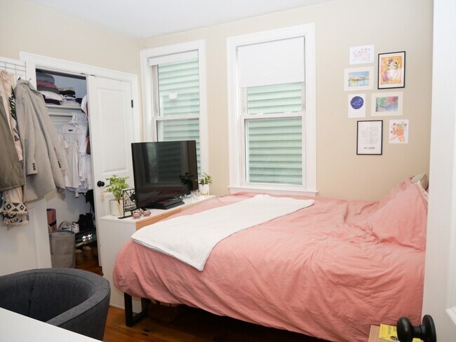 Building Photo - 255 Paris St