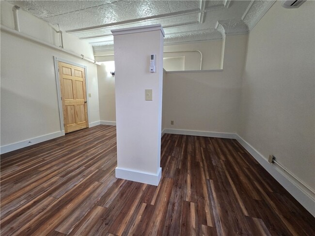 Building Photo - 27 E Main St