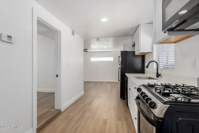 Building Photo - 723 E Sunnyslope Ln
