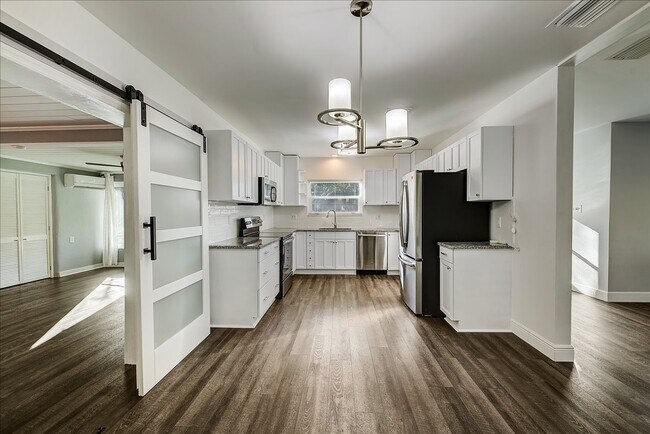 Building Photo - 1701 E Henry Ave